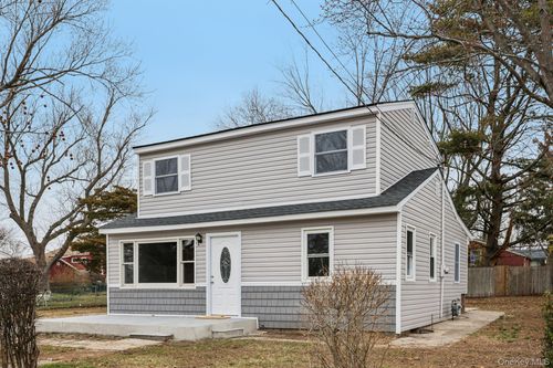 33 E Cherry St, Central Islip, NY, 11722-3849 | Card Image