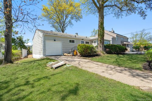 4 Hope Dr, Plainview, NY, 11803-5626 | Card Image