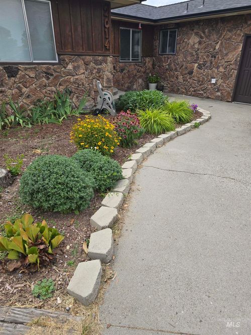 2014 Nw 5th Ave, Ontario, OR, 97914-1370 | Card Image