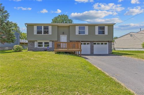 8256 Elaine Cir, Liverpool, NY, 13090-1512 | Card Image