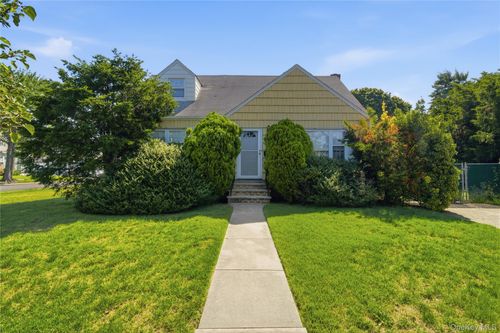 695 Eileen Ct, Franklin Square, NY, 11010-3329 | Card Image