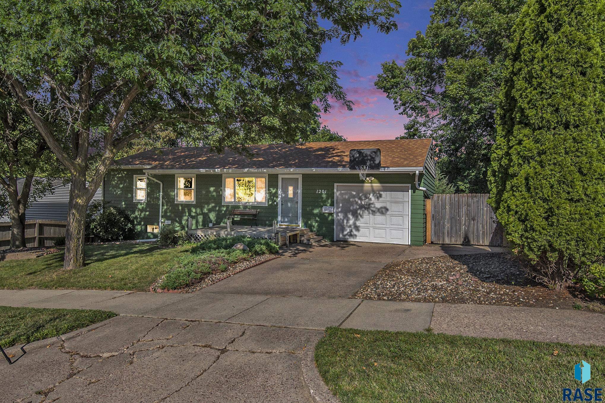 Point Dr, Sioux Falls, SD 57103