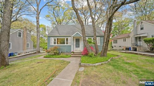 34 Zimmer Ave, Midland Park, NJ, 07432-1122 | Card Image