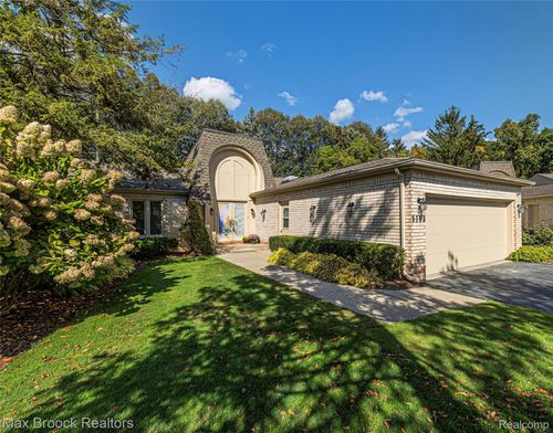 5163 Woodlands Dr, Bloomfield Hills, MI, 48302-2868 | Card Image