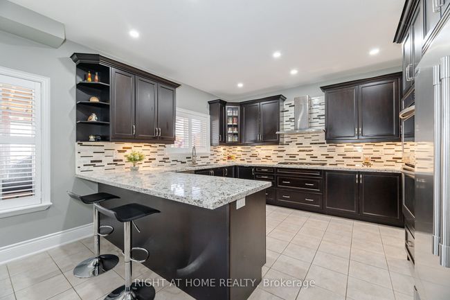 105 Royal Dr West, House other with 6 bedrooms, 5 bathrooms and 4 parking in Brampton ON | Image 13