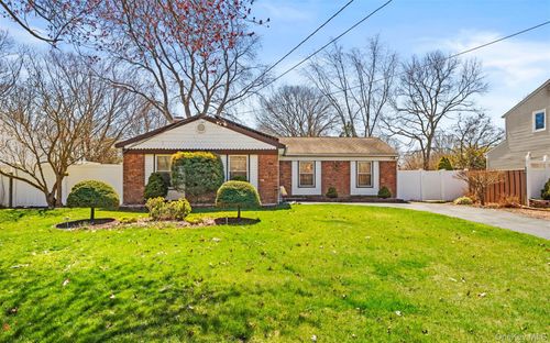 20 Beacon St, Shirley, NY, 11967-3642 | Card Image