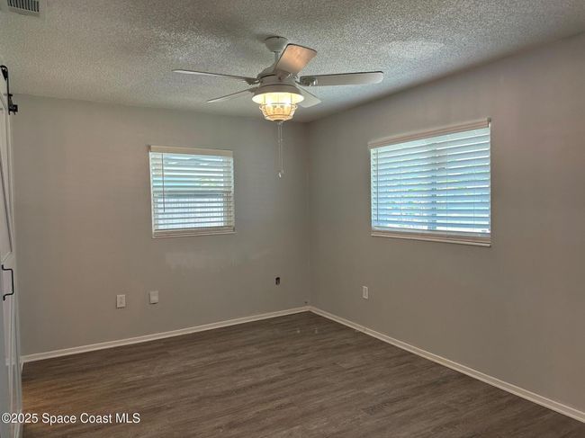 Primary Bedroom w/In-Suite Bathroom | Image 11