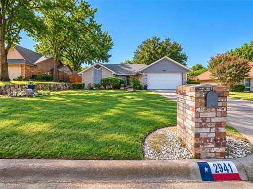 2941 Cresthaven Dr, Grapevine, TX, 76051-3845 | Card Image