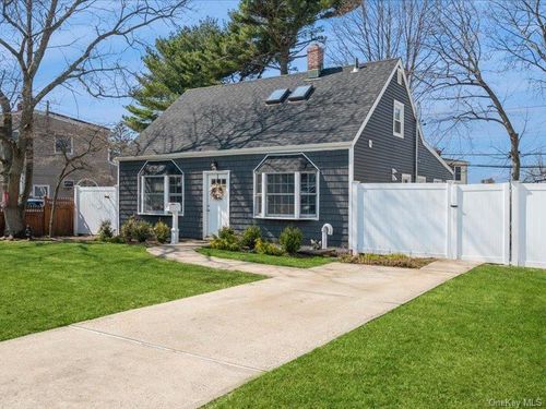 8 Crabtree Ln, Levittown, NY, 11756-1512 | Card Image