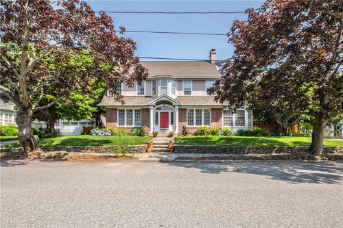33 Sefton Dr, Cranston, RI, 02905-3716 | Card Image