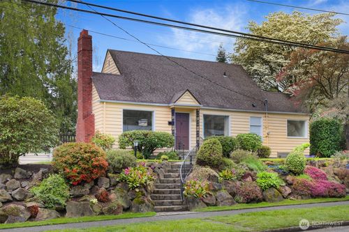 6203 39th Ave Ne, Seattle, WA, 98115-7415 | Card Image