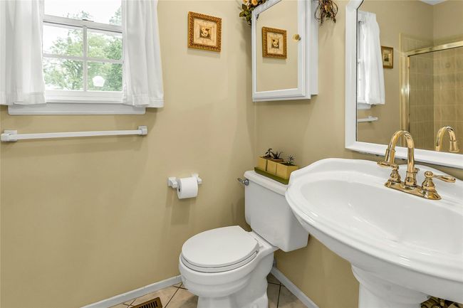 Upstairs Main Full Bathroom | Image 20