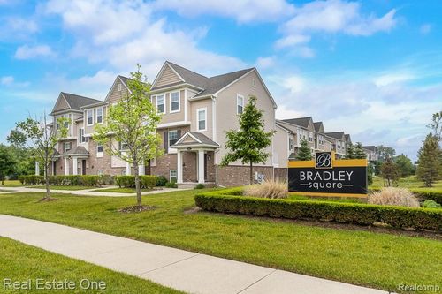 4637 Bradley Cir, Troy, MI, 48085-5108 | Card Image