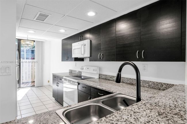 APT-808 - 2821 Sw 87 Th Ave, Condo with 3 bedrooms, 3 bathrooms and null parking in Davie FL | Image 16