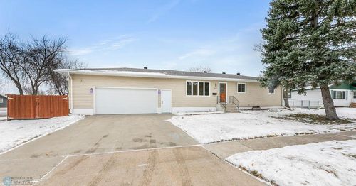 927 5th Avenue W, West Fargo, ND, 58078 | Card Image