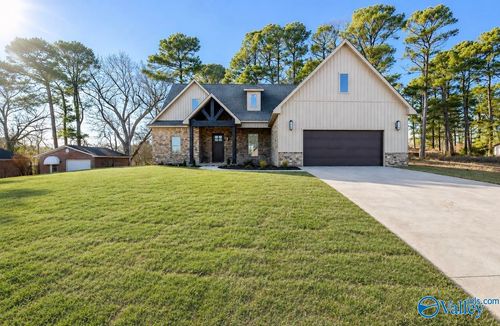 687 Oakview Cir, Killen, AL, 35645-6936 | Card Image