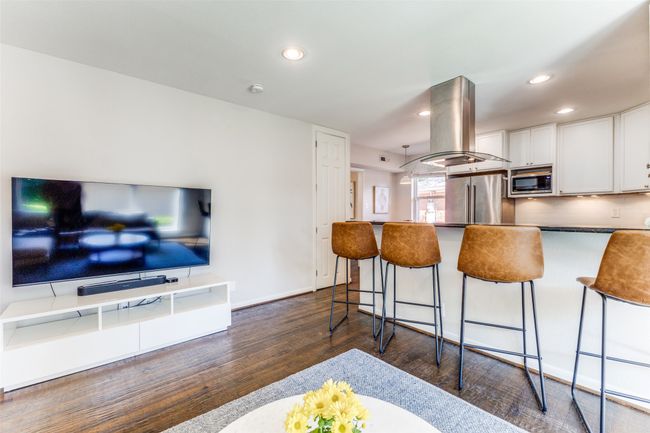 Kitchen with breakfast bar, exhaust hood and stainless steel appliances | Image 10