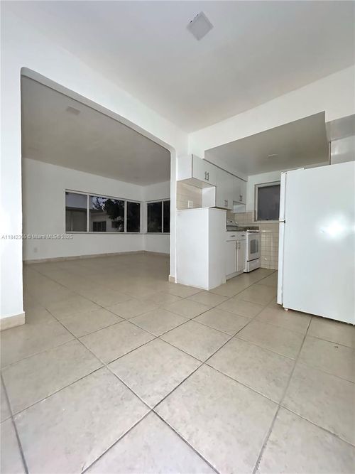 8-7629 Dickens Ave, Miami Beach, FL, 33141-2244 | Card Image