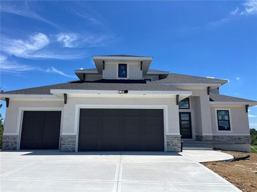 517 Bentwater Dr, Raymore, MO, 64083-8725 | Card Image