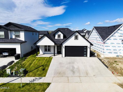 3029 27th Ave W, Williston, ND, 58801-6610 | Card Image