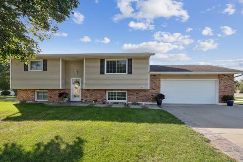 1002 W 17th St, Vinton, IA, 52349-1612 | Card Image
