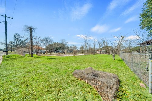 693 S Caldwell St, Giddings, TX, 78942-4007 | Card Image
