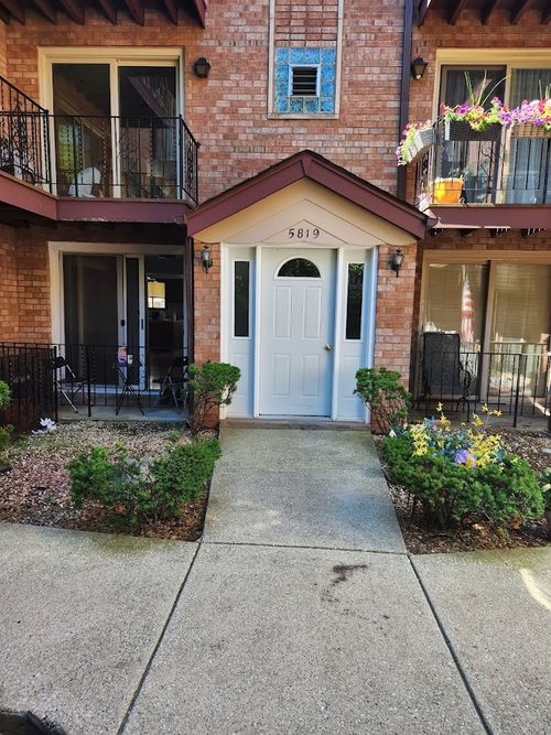 1d-5819 W Higgins Ave, Chicago, IL, 60630-2009 | Card Image