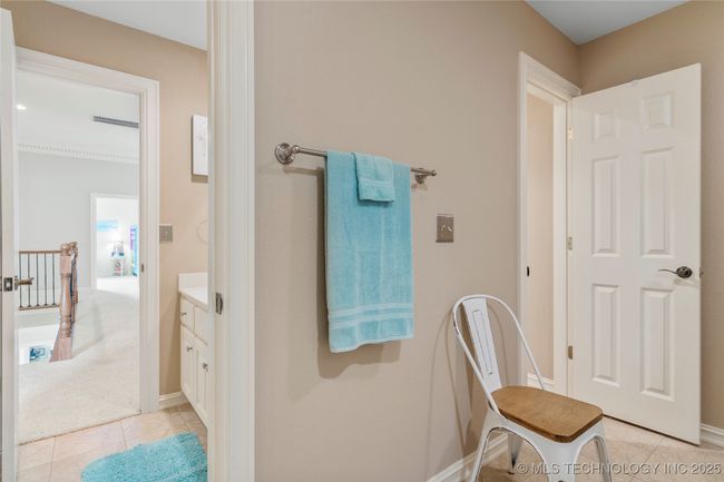 upstairs full bathroom | Image 37