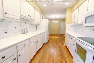 903 Hunters Ridge Road, Condo with 3 bedrooms, 2 bathrooms and null parking in Charleston WV | Image 2