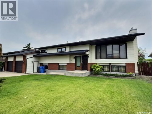 322 Spruce Dr, Estevan, SK, S4A2G1 | Card Image
