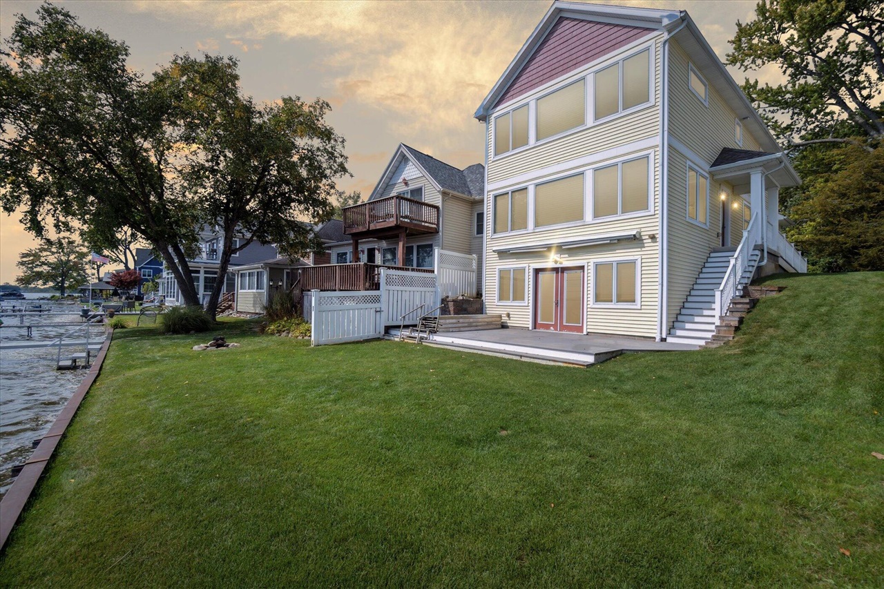 Highland Dr, Jackson, MI 49201