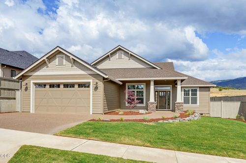 505 Autumn Hills Dr, Medford, OR, 97504-4526 | Card Image