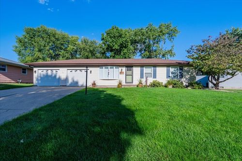 16 Holly Dr, Clinton, IL, 61727-2495 | Card Image