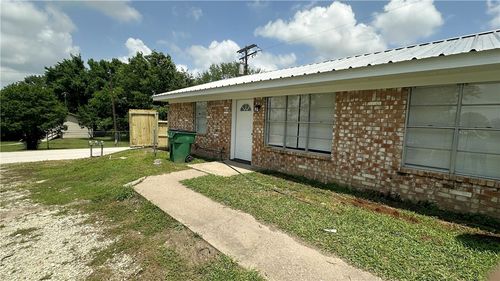 apt-1-402 Bacon St, Madisonville, TX, 77864-2556 | Card Image