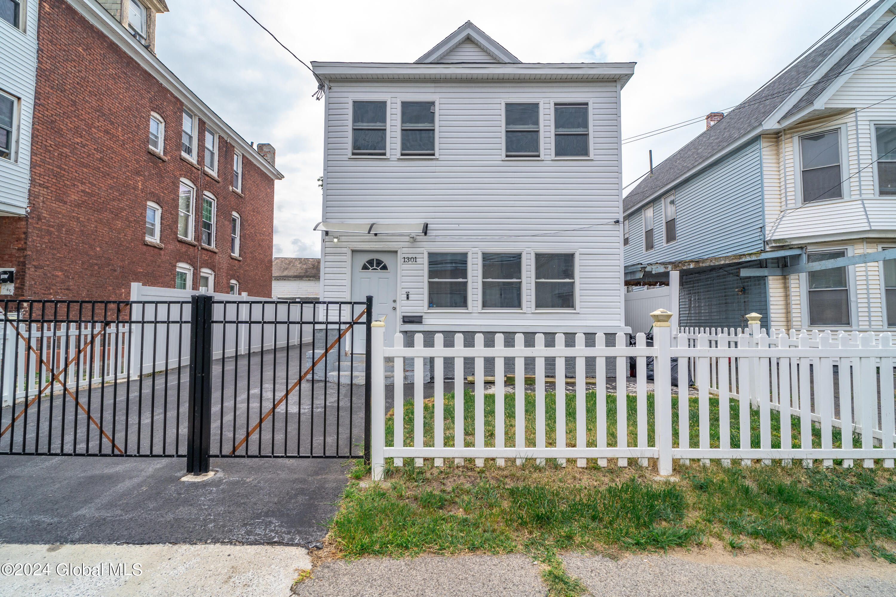 3rd Ave, Schenectady, NY 12303