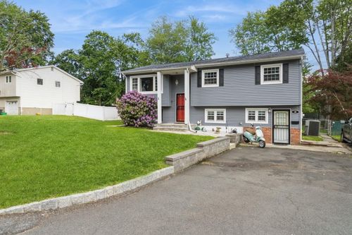 18 Lake Shore Dr, Nanuet, NY, 10954-1216 | Card Image