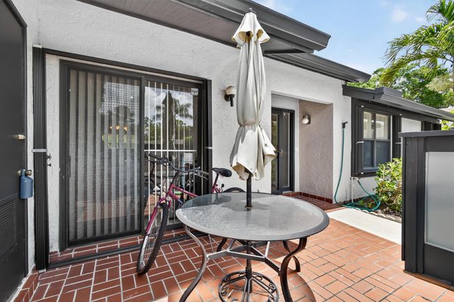 360 Quebec Ct, Condo with 3 bedrooms, 2 bathrooms and null parking in Royal Palm Beach FL | Image 7