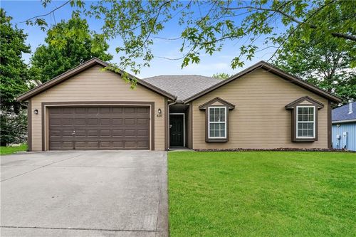 820 Sw Meadowood Dr, Grain Valley, MO, 64029-9386 | Card Image