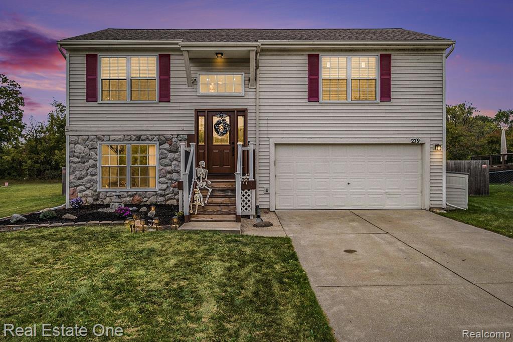 Andover Woods Dr, Fenton, MI 48430
