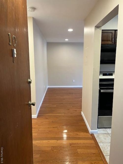 10-10 Sierra Vista Ln, Valley Cottage, NY, 10989-2701 | Card Image