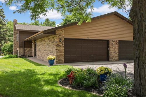 7111 Robinwood Bay, Woodbury, MN, 55125-2724 | Card Image