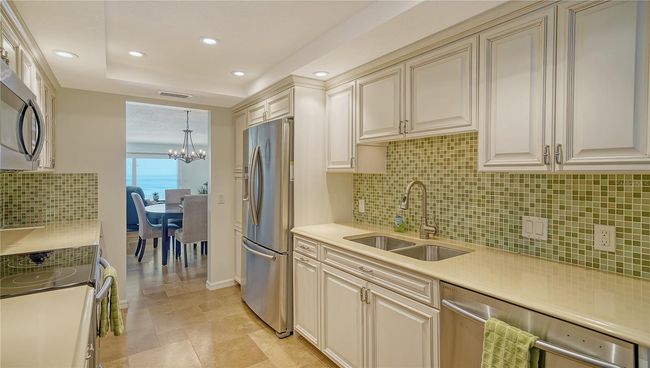 Kitchen, plenty of cabinets | Image 8