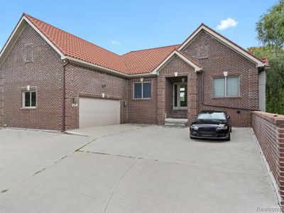 9845 Rilton, Home with 2 bedrooms, 3 bathrooms and null parking in Springfield Twp MI | Image 2