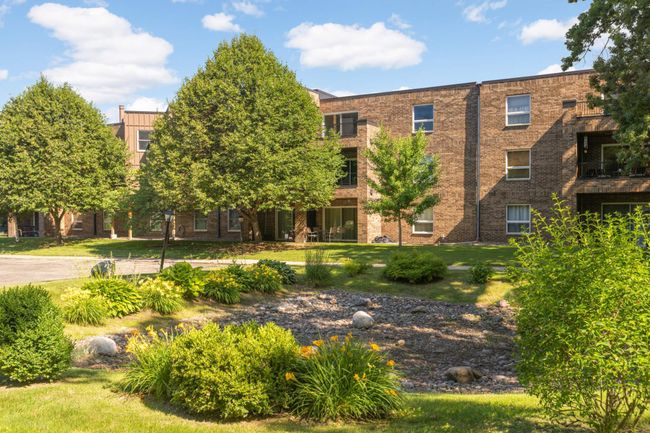 Enjoy great proximity to great attractions with the quiet surrounding of nature on the private grounds of Midland Grove | Image 20