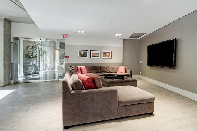 Relax in the resident lounge with cozy, comfortable seating. | Image 24