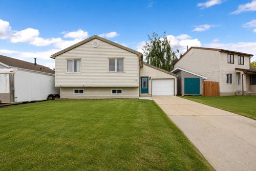 110 Bird Cres, Fort Mcmurray, AB, T9H4T2 | Card Image