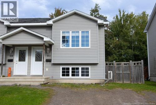 142 Jordan Cres, Home with 3 bedrooms, 2 bathrooms and null parking in Moncton NB | Card Image