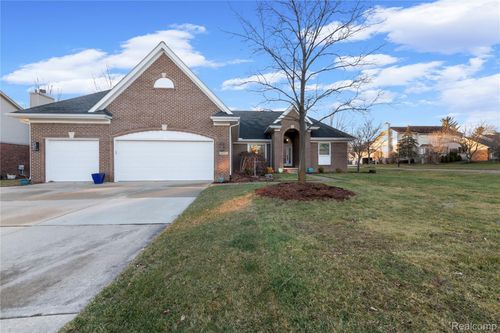 18325 Glastonbury Dr, Livonia, MI, 48152-4068 | Card Image