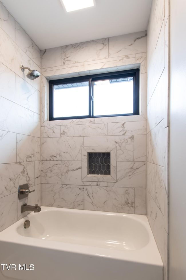 Bathroom 2 | Image 24