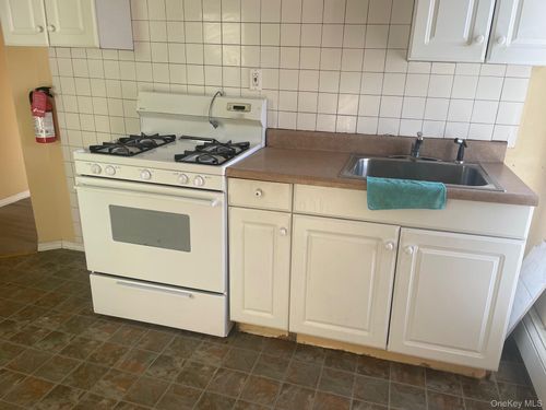 44 Broad St, Middletown, NY, 10940-3927 | Card Image